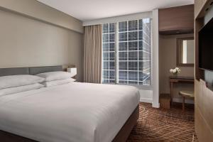 Tempat tidur dalam kamar di Melbourne Marriott Hotel