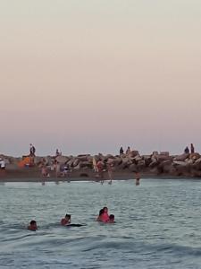un gruppo di persone in acqua in spiaggia di Perla Mar a Santa Clara del Mar