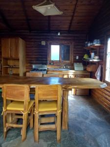 una gran mesa de madera y sillas en la cocina en Mystic House en Mar del Plata