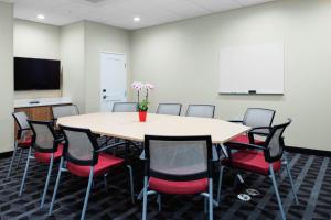 una sala de conferencias con mesa y sillas en TownePlace Suites El Paso North, en Sunrise Acres