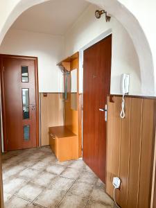 una habitación vacía con una puerta y una habitación con un estante en Apartmán Simcity 2 en Banská Bystrica