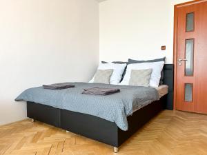 1 dormitorio con 1 cama con sábanas azules y almohadas blancas en Apartmán Simcity 2 en Banská Bystrica