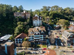 uma vista aérea de uma pequena cidade com edifícios em Solar Encantado em Gramado
