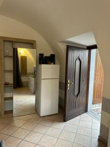 a room with a wooden door and a room with a kitchen at CASA VACANZA PIEVE in Pisogne