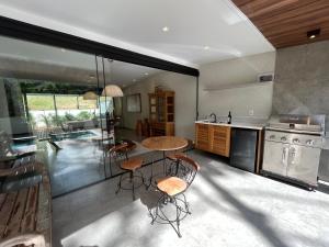 Η κουζίνα ή μικρή κουζίνα στο Casa 08 Floresta Boa Vista - Piscina Privativa e Lounge com Deck em Meio à Natureza
