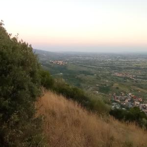 Aussicht von der Spitze eines Hügels in der Unterkunft Il casale del Domo in Monsummano
