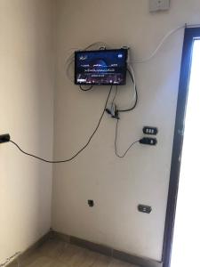een kamer met een tv aan de muur bij شقة مفروشة للايجار بدمياط الجديده مساكن الشاليهات مصيفية مميزة in Dumyat al Jadidah