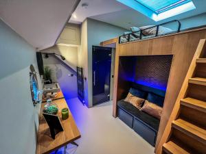 Cama elevada en habitación con litera en Boat & Boost Amsterdam, en Ámsterdam