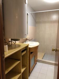 La salle de bains est pourvue d'un lavabo et d'un miroir. dans l'établissement Уютная квартира ,в элитном районе,с красивой верандой ,вместительностью 7 человек, à Port Saplaya