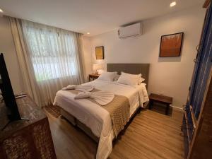 Ένα ή περισσότερα κρεβάτια σε δωμάτιο στο Casa 08 Floresta Boa Vista - Piscina Privativa e Lounge com Deck em Meio à Natureza +29 φωτογραφίες