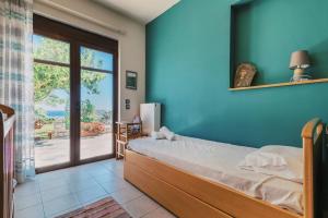 A bed or beds in a room at Hillwings Villa Még 30 kép