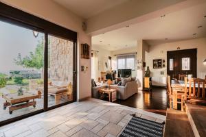A seating area at Hillwings Villa