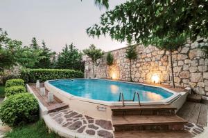 The swimming pool at or close to Hillwings Villa