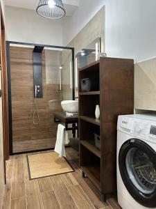 een badkamer met een wasmachine en een wastafel bij La casa di Asia in Lamezia Terme