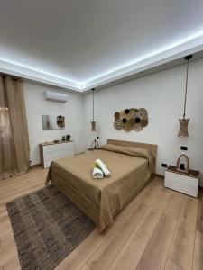 een slaapkamer met een groot bed en een tapijt bij La casa di Asia in Lamezia Terme