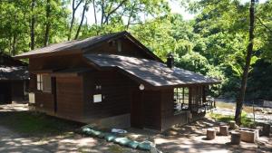 un pequeño edificio con un techo encima en Tabino Camping Base Akiu Tree House - Vacation STAY 23967v en Yumoto