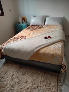 una camera da letto con un letto coperto di Maison d'hôte Riad Tounfite 