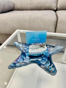 una mesa con una estrella de mar encima en Mare Apartments Marbella, en Marbella