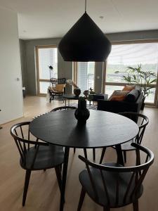 un soggiorno con tavolo e sedie di Tikka Apartments a Jyväskylä