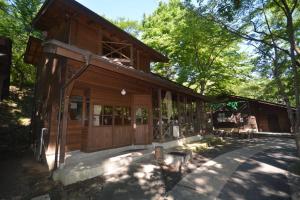 una piccola cabina in legno nel bosco con alberi di Tabino Camping Base Akiu Tree House - Vacation STAY 23969v a Yumoto