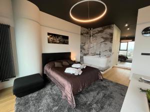 Postel nebo postele na pokoji v ubytování Hanza Tower - Luxurious Apartment 60m2 - 15th Floor City View + 22 fotografií
