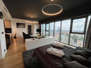 um quarto com uma cama grande com almofadas em Hanza Tower - Luxurious Apartment 60m2 - 15th Floor City View em Szczecin