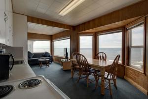 een keuken en eetkamer met een tafel en stoelen bij Ester Lee Motel in Lincoln City