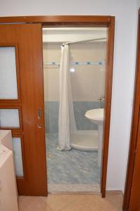 uma casa de banho com uma banheira, um WC e um lavatório. em Maria Apartment em Gjirokastër
