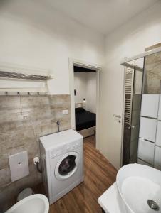 een badkamer met een wasmachine en een wastafel bij Moderno appartamento Cornelia-San Pietro con Giardino in Rome