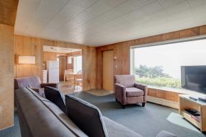 TV a/nebo společenská místnost v ubytování Ester Lee Oceanview Inn