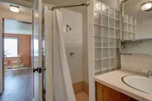 y baño con ducha y lavamanos. en Ester Lee Motel en Lincoln City