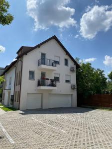 Casa blanca grande con 2 puertas de garaje en Moonshine Érd, en Érd