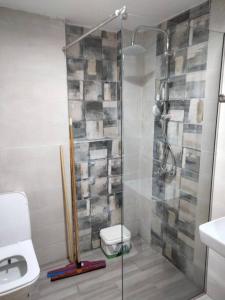 een badkamer met een douche, een toilet en een wastafel bij Résidence flambant neuve 5min à pied de la plage in Saidia 