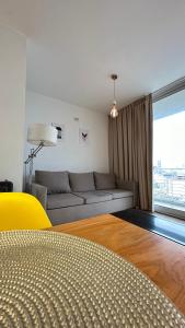 ein Wohnzimmer mit einem Sofa und einem großen Fenster in der Unterkunft Departamento moderno en Rosario calidad & ubicación in Rosario