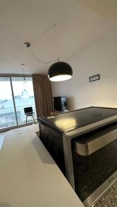uma cozinha com um grande forno num quarto em Departamento moderno en Rosario calidad & ubicación em Rosário
