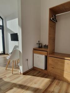 een kamer met een bureau en een stoel in een kamer bij Smeštaj Skuratenko in Malo Laole