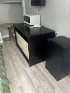 a black desk with a computer on top of it at EDGEBROOK MOTEL in Chicago