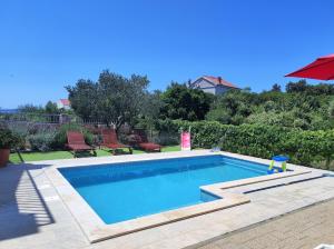 Bazén v ubytovaní Holiday house Nena with pool alebo v jeho blízkosti