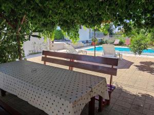 Bazén v ubytovaní Holiday house Nena with pool alebo v jeho blízkosti