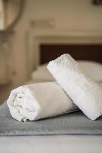 Una toalla blanca sobre una cama en Haus Galini, en Sarti