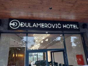 un cartel en la parte delantera de un hotel de lujo en Dulamerovic Hotel, en Ulcinj
