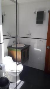 a bathroom with a toilet and a sink at Rionegro - Casa muy central in Rionegro