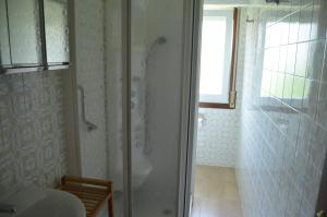 een badkamer met een douche, een toilet en een wastafel bij Casa completa e independiente en centro de Melide in Melide
