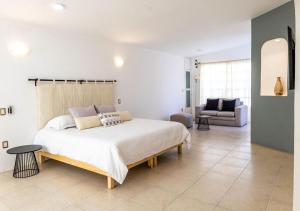 Кровать или кровати в номере Casa InHome, your home at Oaxaca