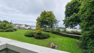 uma vista aérea de um relvado com árvores e arbustos em Stylish 3 Bedroom House em Galway