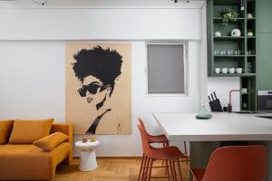 ein Wohnzimmer mit einem Sofa und einem Tisch in der Unterkunft H Experience - Funky 1BD apartment in vibrant Nea Smirni in Athen