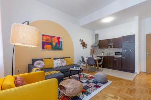 uma sala de estar com um sofá e uma mesa em Central Gozsdu Apartment in the Party Street em Budapeste