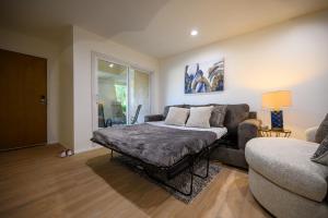 Łóżko lub łóżka w pokoju w obiekcie Palm Springs BLUE DESERT Condo!