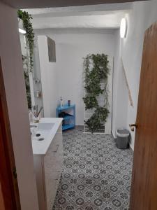 y baño con lavabo y aseo. en LA CASA AZUL, en Chelva