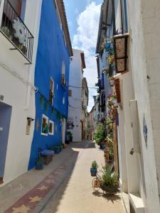 un callejón en la ciudad azul de Marruecos en LA CASA AZUL, en Chelva